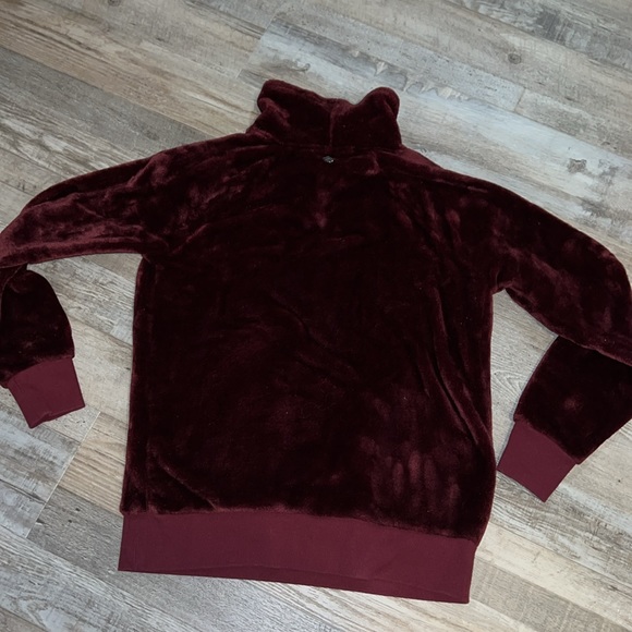Gaiam Red Velvet Pullover - Picture 5 of 6